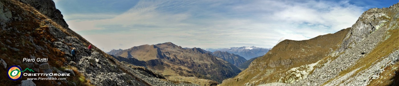 53  Seguendo la labile traccia alta per il Passo di Porcile.jpg